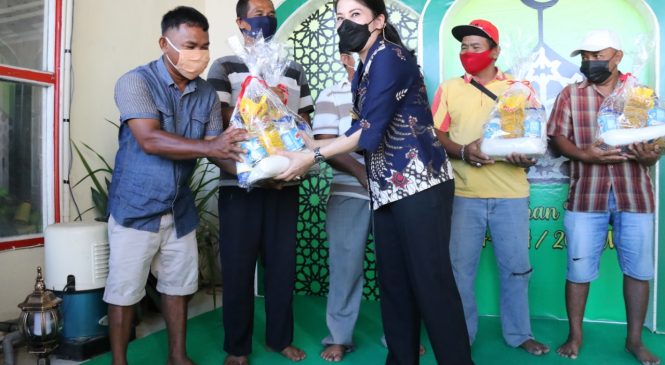 Pemkot Singkawang Menyerahkan 450 Paket Untuk Juru Parkir dan Sopir Angkot Menjelang Idul Fitri