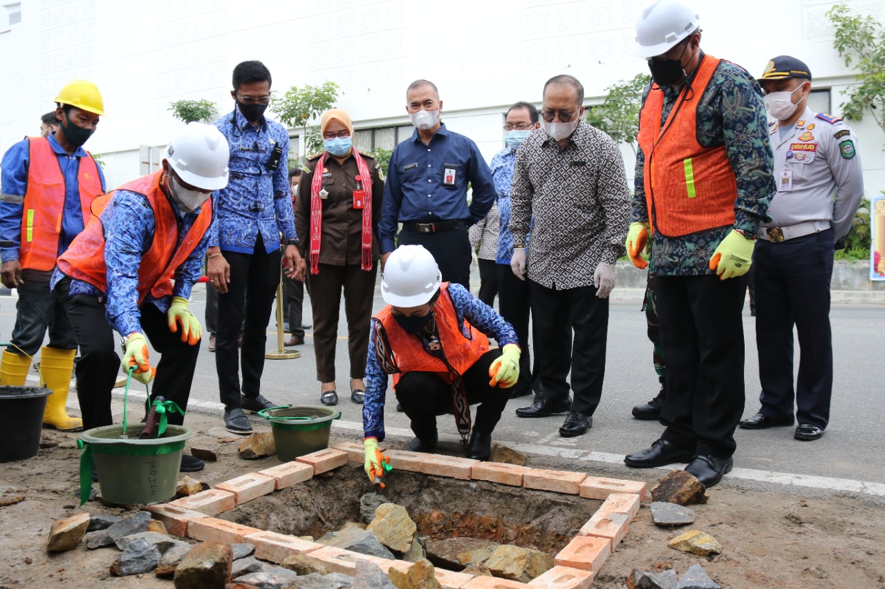 Peletakan Batu Pertama Pengerjaan Pembangunan Pedestrian Oleh Hotel Mahkota Singkawang