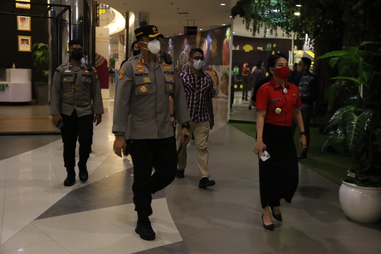 Wali Kota Singkawang Patroli Pantau PPKM Mikro Di Kota Singkawang
