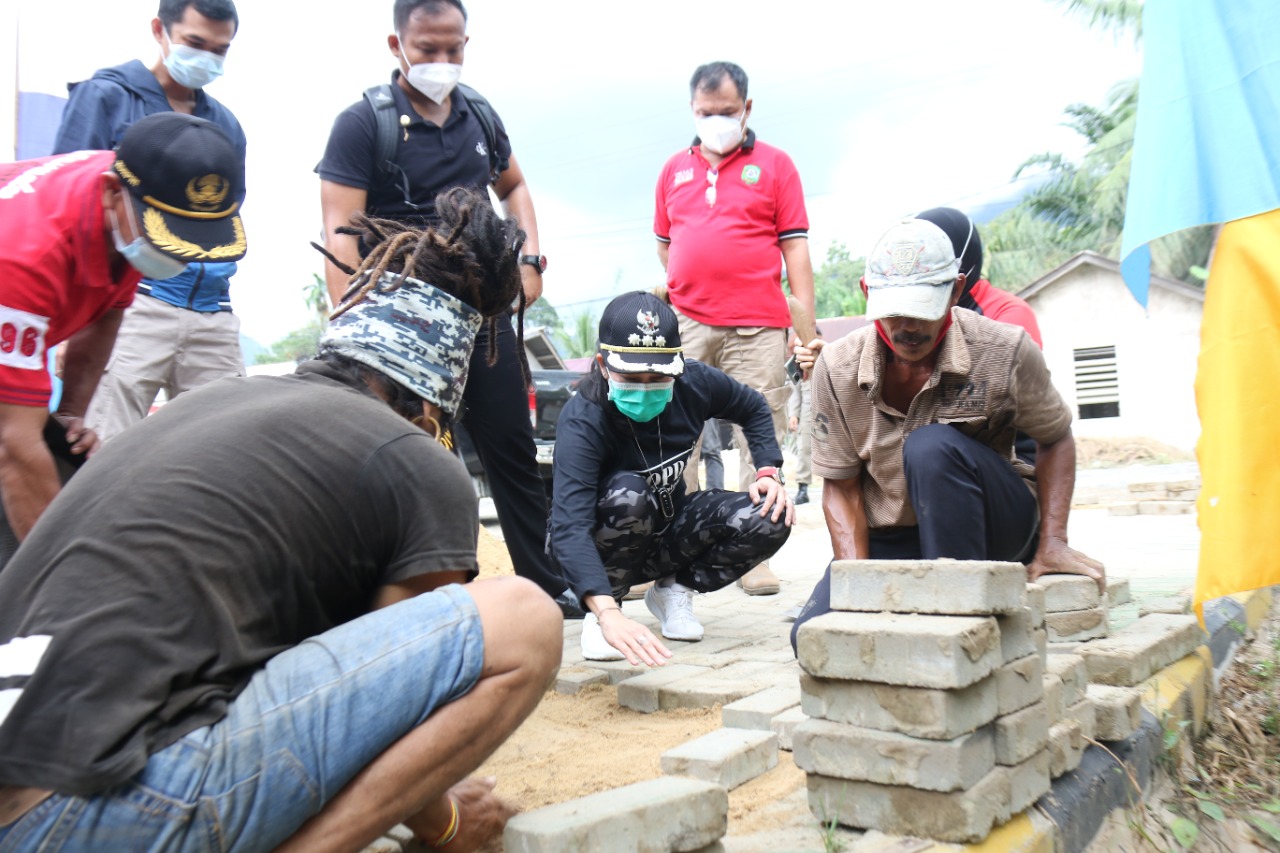 Sambut HUT RI, Wali Kota ikut kerja bakti dengan masyarakat di Jalan Subarang
