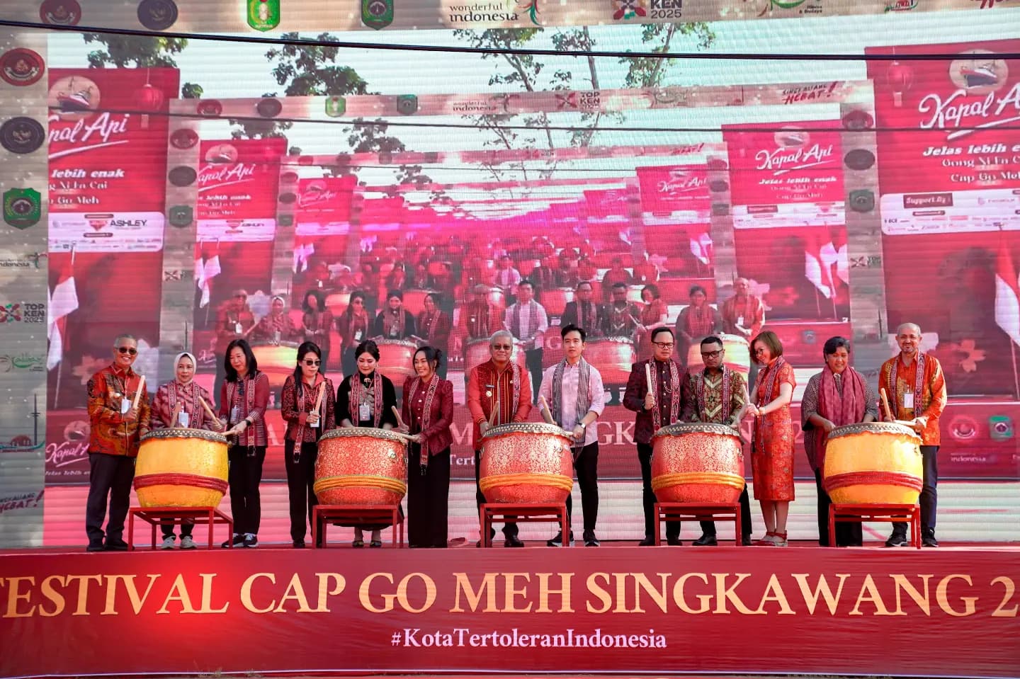 Gibran Datang ke Festival Cap Go Meh Singkawang 2025 Bersama Pejabat Negara Lainnya